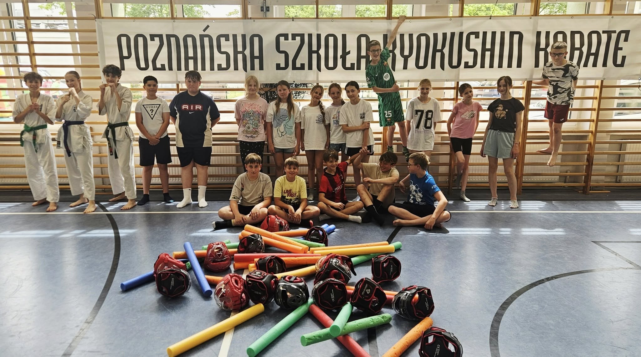 Karatecy ze Szczepankowa i dzieci ze Szkoły Podstawowej nr 61 podczas Dnia Sportu w SP 61.