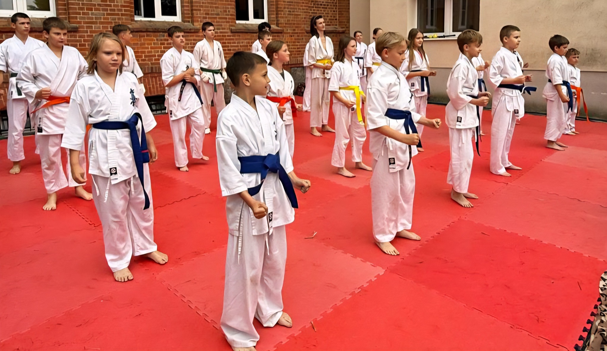Karatecy z sekcji Swarzędz z Poznańskiej Szkoły Kyokushin Karate na pokazie w SP 1 w Swarzędzu